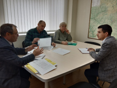 Глава муниципального образования «Глазовский район» В.В. Сабреков провел совещание о соблюдении правил безопасности на железной дороге на территории Глазовского района с участием главного инженера Глазовской дистанции пути Кухарчука С.М. 