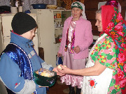 Сбор продуктов на общий стол, д. Т.Парзи. фото Р.К.Ивановой