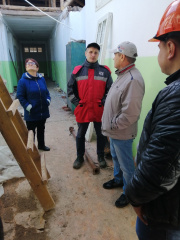 В минувшую пятницу Глава муниципального образования «Глазовский район» В.В. Сабреков побывал в Понинской и Адамской школах, в которых на данный момент продолжаются ремонтные работы.